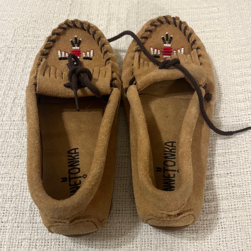 Minnetonka kids Thunderbird Leather Moccasin Shoes Beaded Detail Sz 13 kids